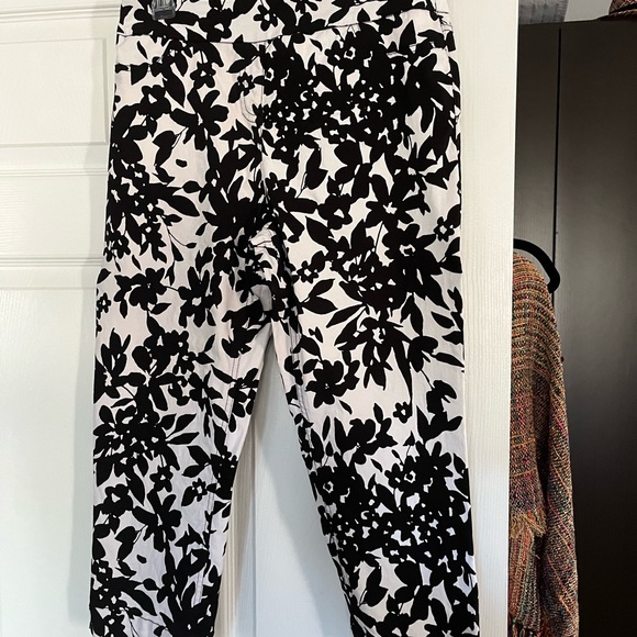 Petite medium, cropped, black and white stretch pants - Picture 4 of 4